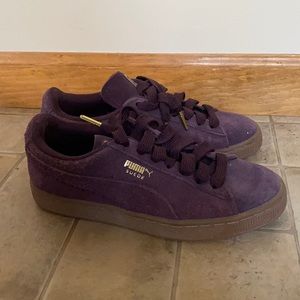 Women’s suede plum pumas